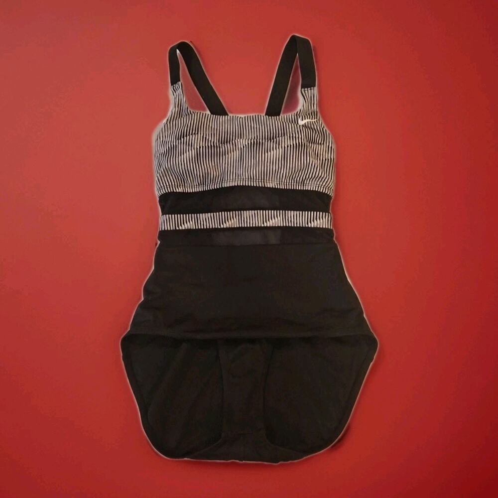 Nike Women L Standard Mesh Solid Edge V-Back One Piece Swimsuit $88